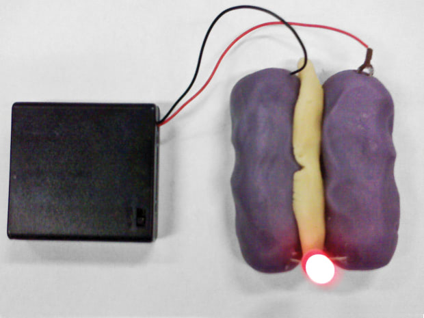 Learning Circuits While Playing With Clay