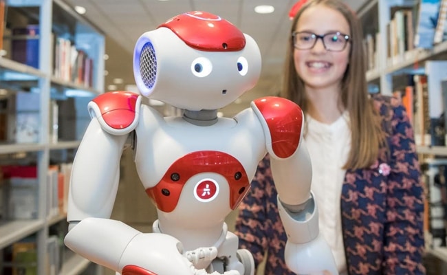 Robot Librarians Instruct Young Generations