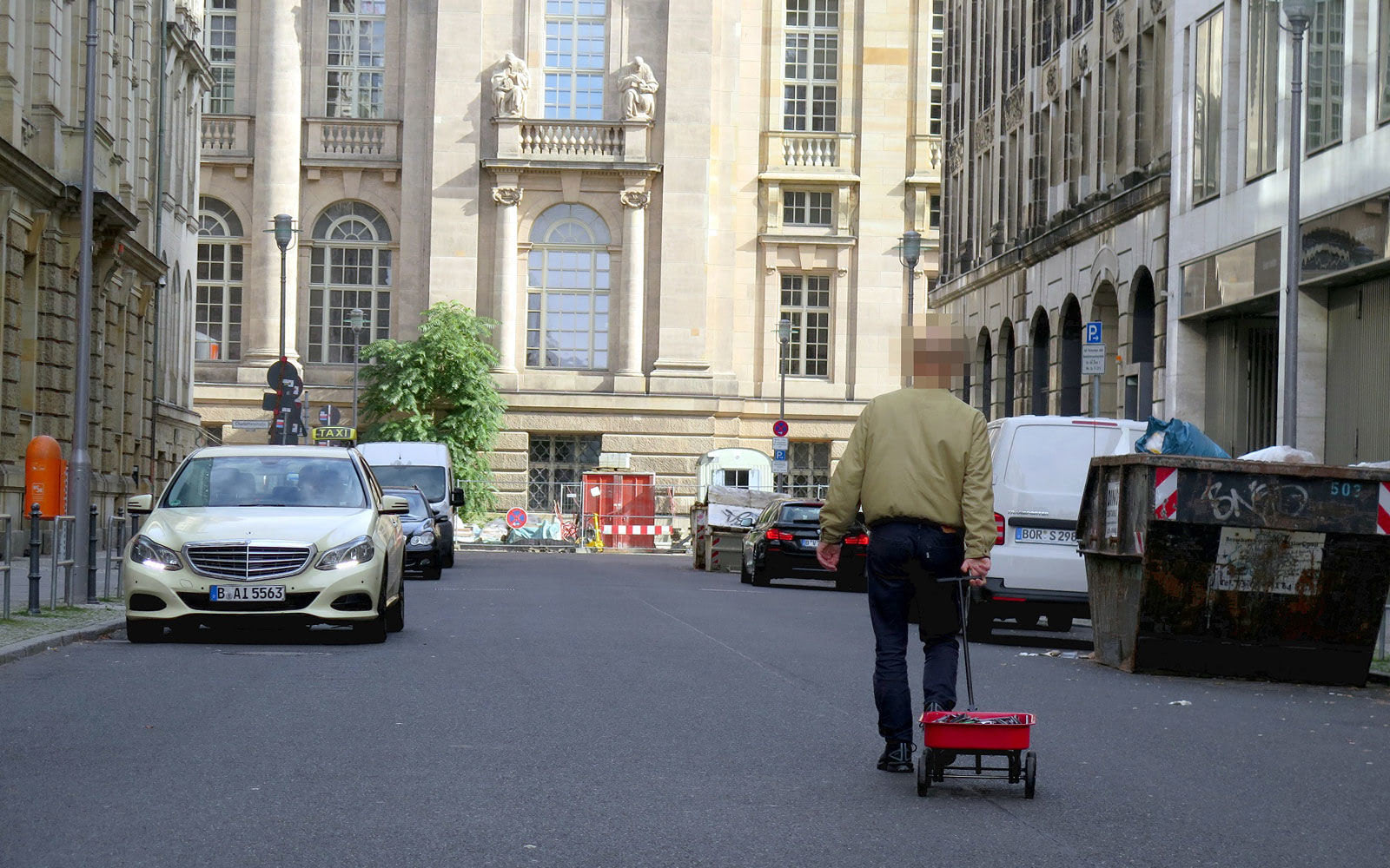 This artist carried 99 smartphones and caused a virtual traffic jam