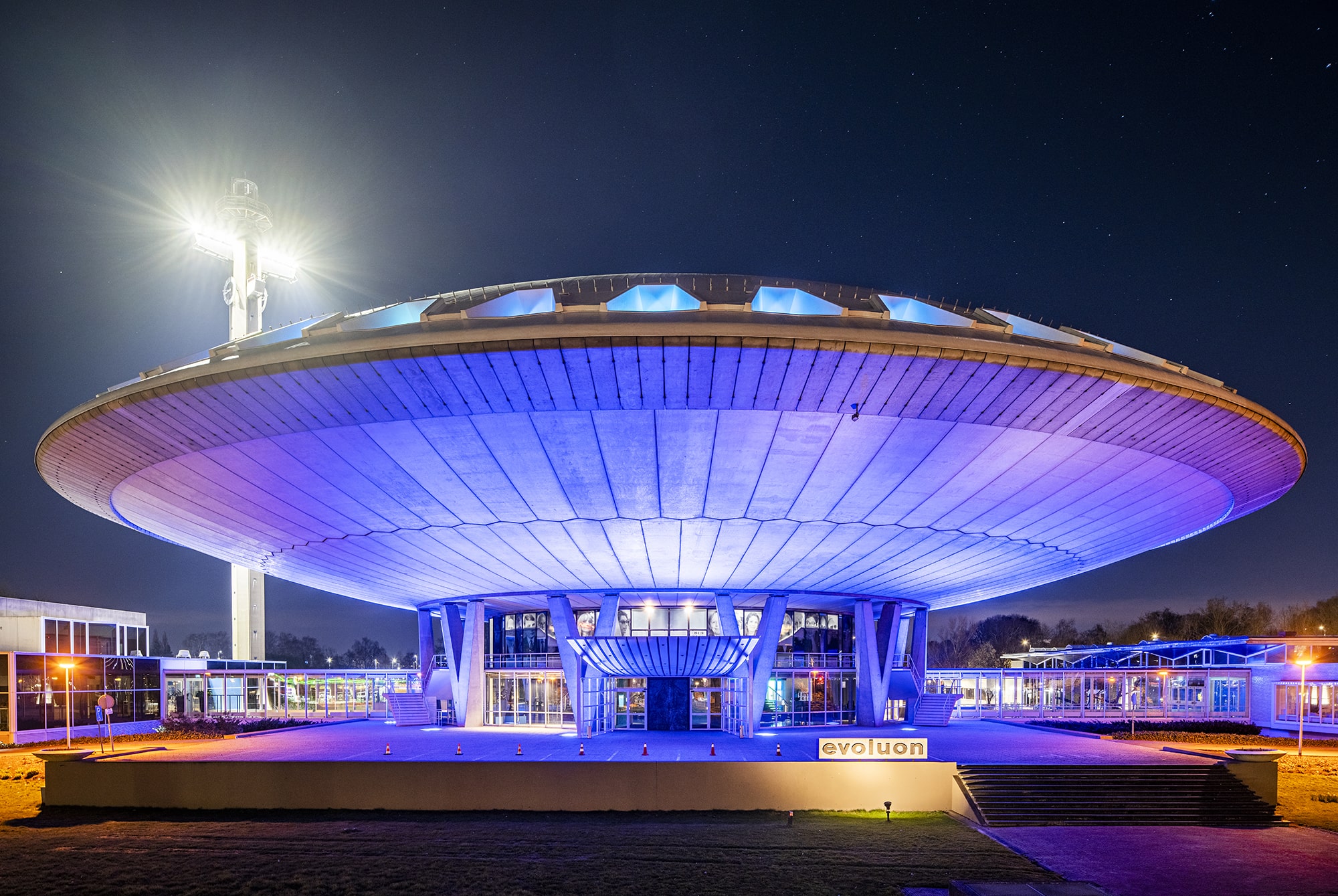 Next Nature Museum buitenkant Evoluon in de nacht