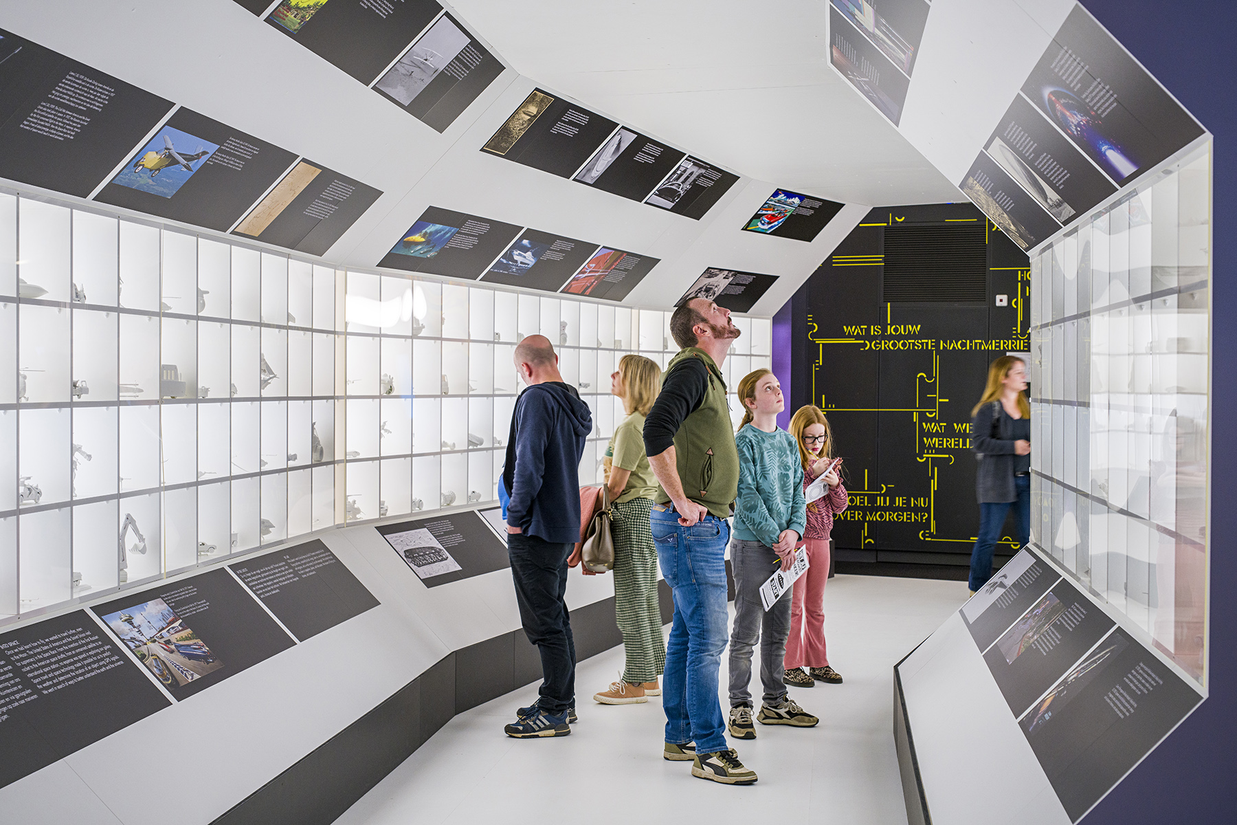 Next Nature Museum RetroFuture tunnel familie